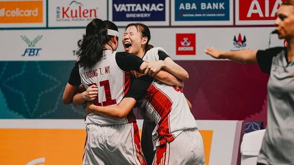 Đội tuyển bóng rổ nữ Việt Nam ăn mừng thành tích vào chung kết nội dung 3x3 tại SEA Games 32. 