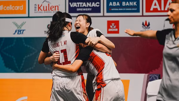 Đội tuyển bóng rổ nữ Việt Nam ăn mừng thành tích vào chung kết nội dung 3x3 tại SEA Games 32. 