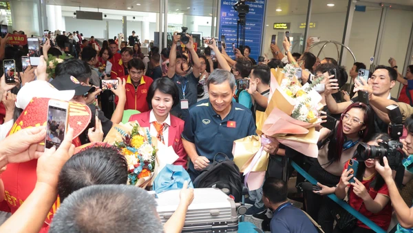 Rất đông người hâm mộ có mặt tại sân bay Nội Bài để chào đón đội tuyển nữ Việt Nam trở về. (Ảnh: TAM NINH)