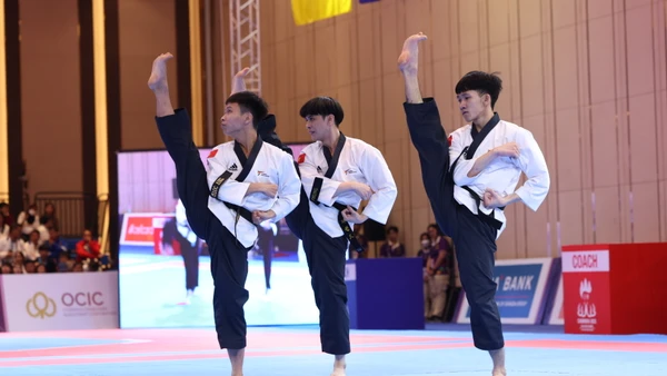 Phạm Quốc Việt, Nguyễn Thiên Phụng và Nguyễn Trọng Phúc mang về Huy chương Vàng Taekwondo. (Ảnh: Dương Thuật)