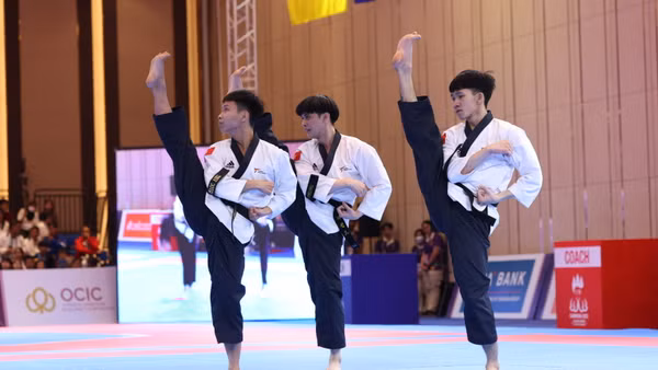 Phạm Quốc Việt, Nguyễn Thiên Phụng và Nguyễn Trọng Phúc mang về Huy chương Vàng Taekwondo. (Ảnh: Dương Thuật)