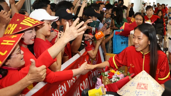 Đội trưởng Huỳnh Như được người hâm mộ chào đón tại sân bay Nội Bài. (Ảnh: VFF)