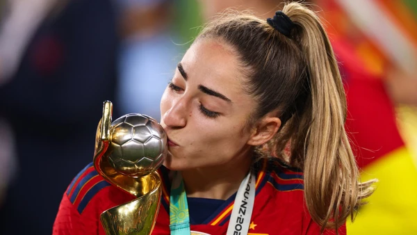 Olga Carmona và chiếc Cúp Vàng vô địch World Cup nữ 2023. (Ảnh: Getty)