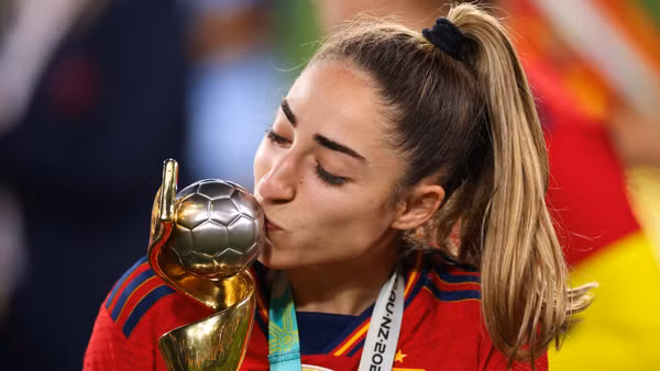 Olga Carmona và chiếc Cúp Vàng vô địch World Cup nữ 2023. (Ảnh: Getty)