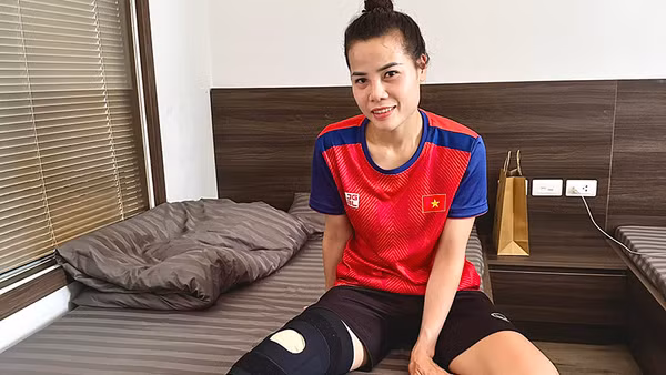 Trung vệ đội tuyển Việt Nam được kiểm tra chấn thương tại bệnh viện Vinmec. (Ảnh: VFF)