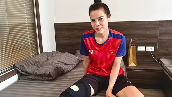 Trung vệ đội tuyển Việt Nam được kiểm tra chấn thương tại bệnh viện Vinmec. (Ảnh: VFF)