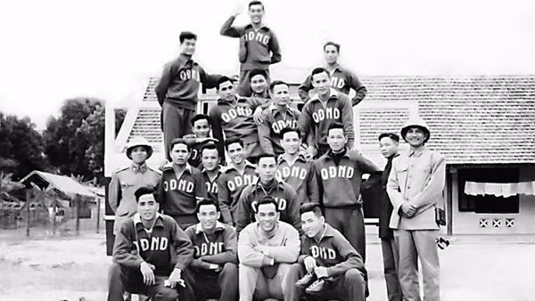 Những cầu thủ đầu tiên của Thể Công. (Ảnh: Tư liệu)