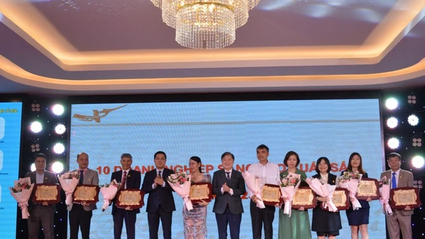 Tôn vinh 10 doanh nghiệp KHCN thuộc Hiệp hội doanh nghiệp KHCN Việt Nam xuất sắc nhất.
