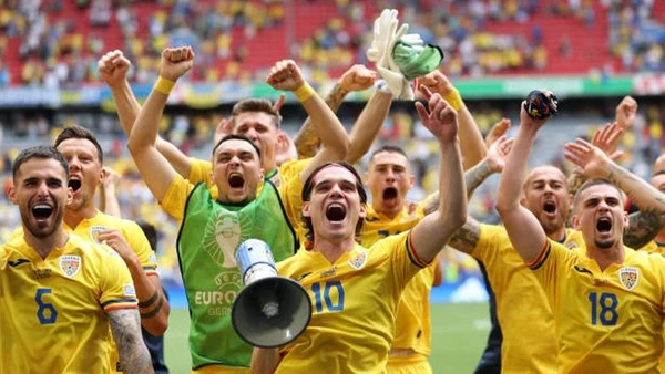 Niềm vui chiến thắng của Romania. (Ảnh: Getty)