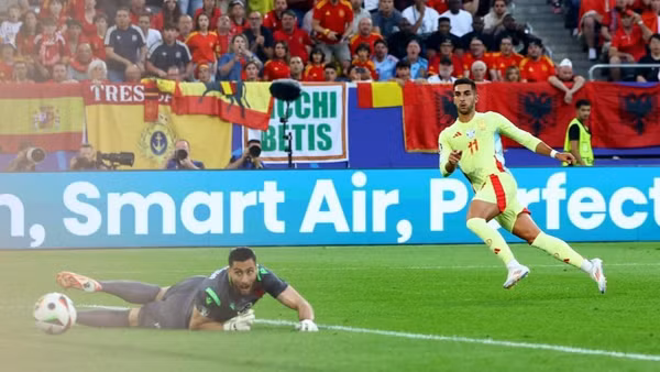 Ferran Torres ghi bàn mở tỷ số trận đấu (Ảnh: Reuters)