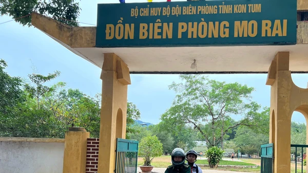 Cán bộ Đồn Biên phòng Mo Rai chở A Ứng đến trường.