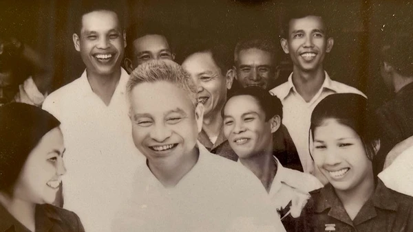 Anh hùng Nguyễn Thị Lài (ngoài cùng bên phải) và đồng chí Trần Quốc Hoàn - nguyên Bộ trưởng Công an đầu tiên trong Hội nghị tuyên dương Anh hùng các lực lượng An ninh năm 1976. (Ảnh NVCC)