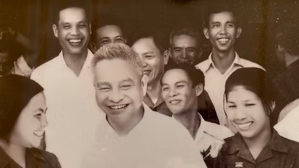 Anh hùng Nguyễn Thị Lài (ngoài cùng bên phải) và đồng chí Trần Quốc Hoàn - nguyên Bộ trưởng Công an đầu tiên trong Hội nghị tuyên dương Anh hùng các lực lượng An ninh năm 1976. (Ảnh NVCC)