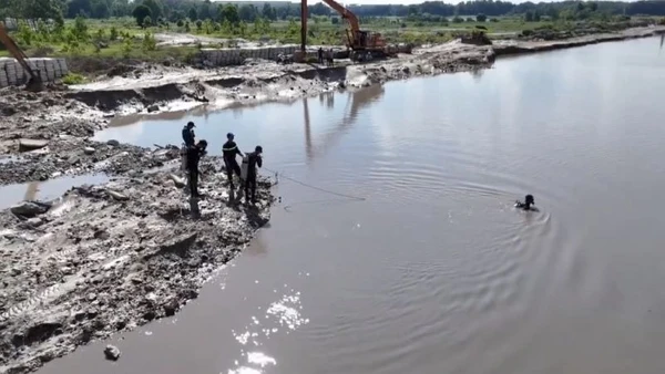 Lực lượng cứu nạn cứu hộ Công an tỉnh Bình Dương lặn tìm kiếm nạn nhân. 