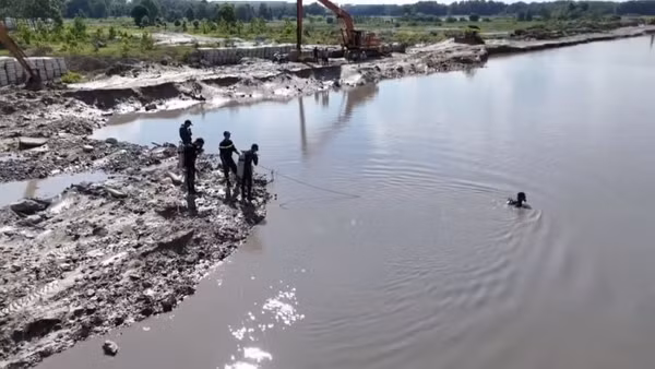 Lực lượng cứu nạn cứu hộ Công an tỉnh Bình Dương lặn tìm kiếm nạn nhân. 
