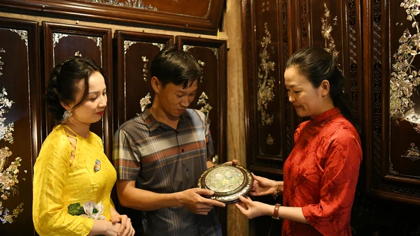 Tại không gian trưng bày làng nghề Chuyên Mỹ tại Trung tâm giao lưu văn hóa phố cổ Hà Nội, 50 Đào Duy Từ (Hoàn Kiếm - Hà Nội) công chúng có dịp thưởng lãm các sản phẩm làng nghề độc đáo mang đậm nét văn hiến của Hà Nội. Ảnh: Thế Dương.