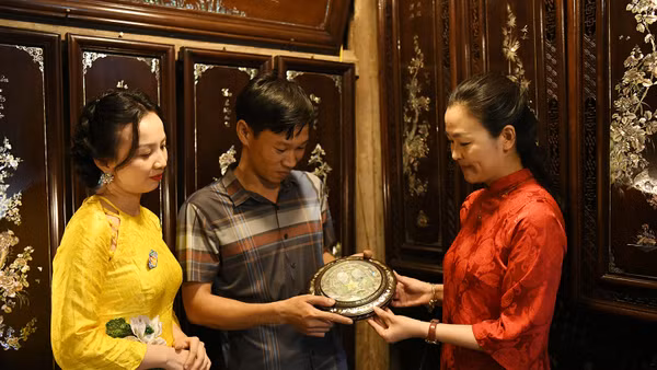 Tại không gian trưng bày làng nghề Chuyên Mỹ tại Trung tâm giao lưu văn hóa phố cổ Hà Nội, 50 Đào Duy Từ (Hoàn Kiếm - Hà Nội) công chúng có dịp thưởng lãm các sản phẩm làng nghề độc đáo mang đậm nét văn hiến của Hà Nội. Ảnh: Thế Dương.