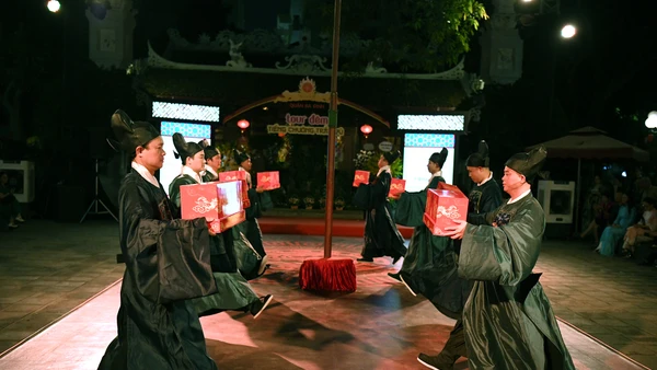 Tiết mục múa “Tám đạo sắc phong” dàn dựng theo phong cách nghệ thuật cung đình. (Ảnh: THẾ DƯƠNG)