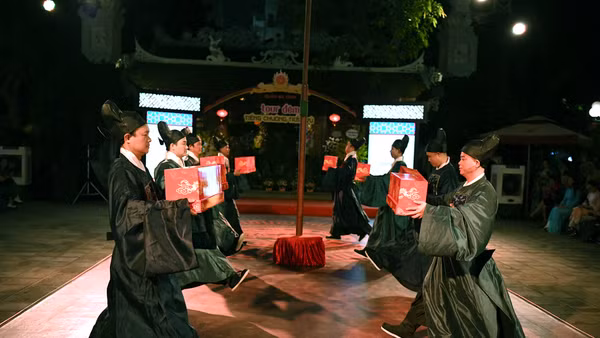 Tiết mục múa “Tám đạo sắc phong” dàn dựng theo phong cách nghệ thuật cung đình. (Ảnh: THẾ DƯƠNG)