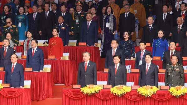 Các vị lãnh đạo Đảng và Nhà nước cùng các vị khách quốc tế tham gia nghi thức chào cờ. (TTXVN). 