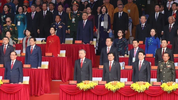 Các vị lãnh đạo Đảng và Nhà nước cùng các vị khách quốc tế tham gia nghi thức chào cờ. (TTXVN). 