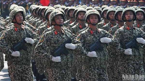 [Ảnh] Khối sĩ quan quân đội hùng dũng tiến vào lễ đài tại Lễ Kỷ niệm 50 năm Ngày Giải phóng miền nam, thống nhất đất nước