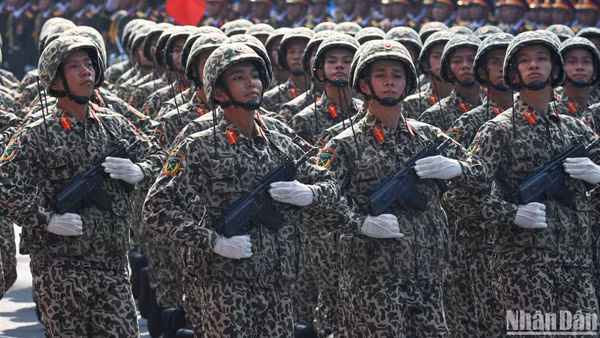 [Ảnh] Khối sĩ quan quân đội hùng dũng tiến vào lễ đài tại Lễ Kỷ niệm 50 năm Ngày Giải phóng miền nam, thống nhất đất nước