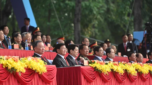 Dự Lễ có các đồng chí lãnh đạo, nguyên lãnh đạo Đảng, Nhà nước, Ủy ban Mặt trận Tổ quốc Việt Nam, các đồng chí lão thành cách mạng, Bà Mẹ Việt Nam Anh hùng, Anh hùng Lực lượng vũ trang nhân dân, Anh hùng Lao động; lãnh đạo các Bộ, ban, ngành Trung ương và địa phương; các cựu chiến binh từng tham gia làm nên Đại thắng mùa Xuân năm 1975, cùng hàng nghìn khách mời đại diện cho các tầng lớp nhân dân cả nước. (Ảnh: DUY LINH)