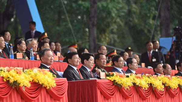 Dự Lễ có các đồng chí lãnh đạo, nguyên lãnh đạo Đảng, Nhà nước, Ủy ban Mặt trận Tổ quốc Việt Nam, các đồng chí lão thành cách mạng, Bà Mẹ Việt Nam Anh hùng, Anh hùng Lực lượng vũ trang nhân dân, Anh hùng Lao động; lãnh đạo các Bộ, ban, ngành Trung ương và địa phương; các cựu chiến binh từng tham gia làm nên Đại thắng mùa Xuân năm 1975, cùng hàng nghìn khách mời đại diện cho các tầng lớp nhân dân cả nước. (Ảnh: DUY LINH)