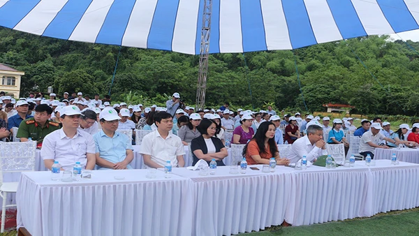 Các đại biểu dự lễ phát động Tháng hành động vì môi trường.