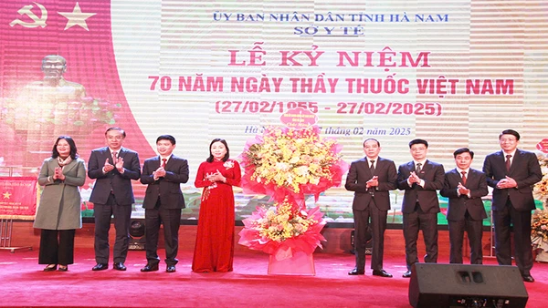 Các đồng chí lãnh đạo tỉnh Hà Nam tặng lẵng hoa chúc mừng cán bộ, nhân viên ngành y tế nhân dịp kỷ niệm 70 năm Ngày Thầy thuốc Việt Nam.