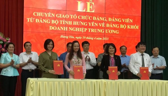 Ký biên bản bàn giao tổ chức đảng, đảng viên giữa Thường trực Đảng ủy Khối cơ quan-doanh nghiệp tỉnh Hưng Yên với lãnh đạo đảng ủy các ngân hàng thương mại nhà nước.