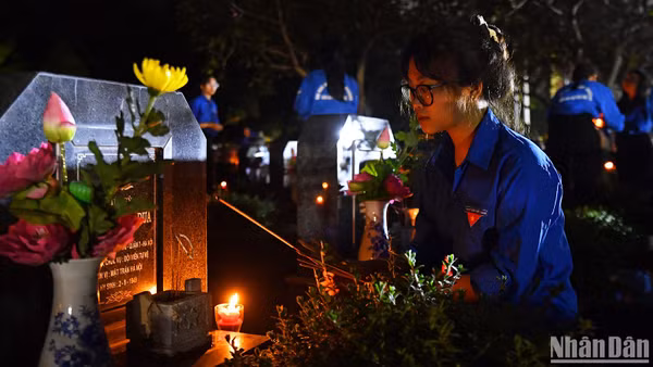Đoàn viên, thanh niên Thủ đô thắp hương tri ân liệt sĩ tại Nghĩa trang Mai Dịch, Hà Nội ngày 28/4/2025. (Ảnh LINH PHAN)