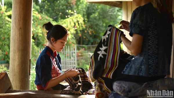 Phụ nữ Thái ở bản Hoa Tiến vẫn bền bỉ gìn giữ nghề dệt thổ cẩm truyền thống. 