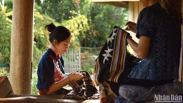 Phụ nữ Thái ở bản Hoa Tiến vẫn bền bỉ gìn giữ nghề dệt thổ cẩm truyền thống. 