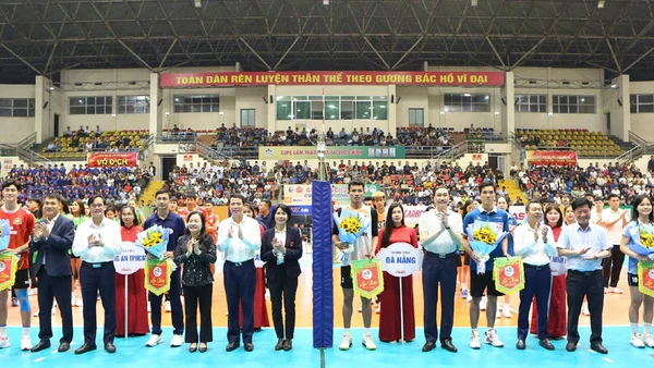 Ban tổ chức tặng hoa chúc mừng các đội bóng tham dự Cúp Hùng Vương.