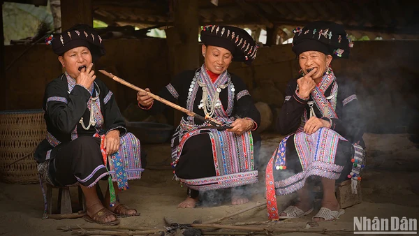 Độc đáo tục nhuộm răng đen của phụ nữ dân tộc Lào ở Lai Châu. 