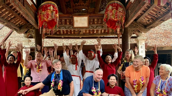 Du khách trải nghiệm hát xoan tại làng cổ Hùng Lô, thành phố Việt Trì.