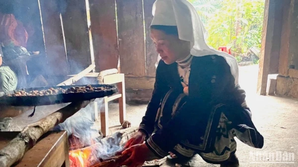 Nét đẹp trang phục truyền thống của người Dao Tiền, tỉnh Cao Bằng.