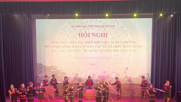 Văn nghệ chào mừng hội nghị. 