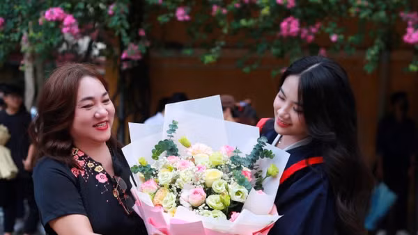 Niềm vui của mẹ trong ngày con gái nhận bằng tốt nghiệp Cử nhân.
