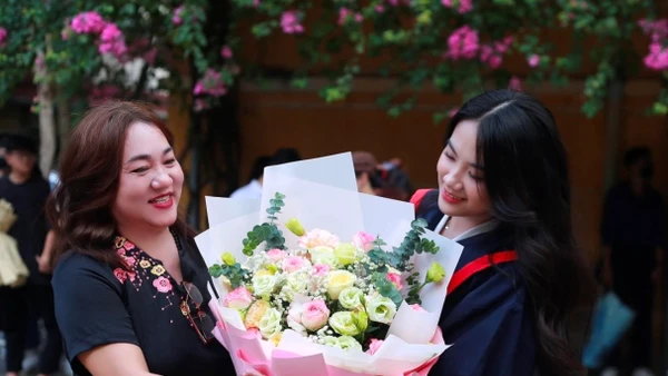 Niềm vui của mẹ trong ngày con gái nhận bằng tốt nghiệp Cử nhân.