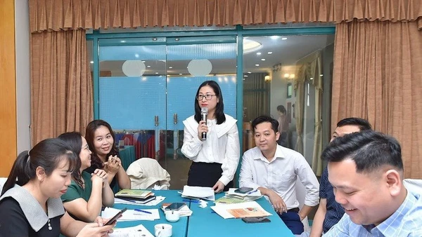 Tập huấn cho cán bộ, giáo viên về kiến thức, kỹ năng trợ giúp học sinh đối mặt với khủng hoảng.