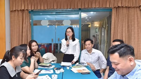 Tập huấn cho cán bộ, giáo viên về kiến thức, kỹ năng trợ giúp học sinh đối mặt với khủng hoảng.