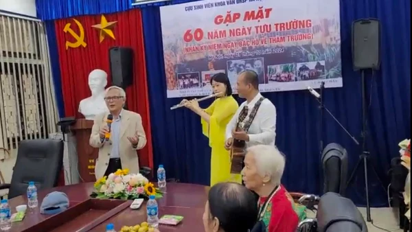 Nhà giáo, nhà thơ Bùi Công Minh trong buổi Gặp mặt Kỷ niệm 60 năm Bác Hồ về thăm Trường ĐHSP Hà Nội (1964-2024).