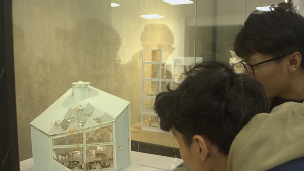 Sinh viên Khoa Nghệ thuật và Thiết kế Trường Khoa học liên ngành và Nghệ thuật tổ chức buổi tọa đàm Xu hướng bền vững trong kiến trúc và nội thất, được sinh viên tham gia nhiệt tình.