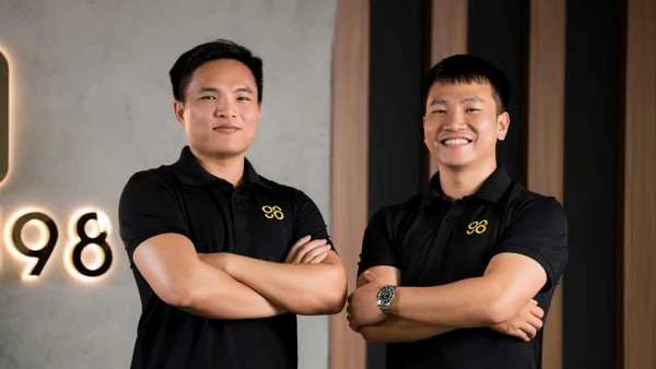CEO Nguyễn Thế Vinh (phải) của Ninety Eight và đồng sáng lập Lê Thanh.
