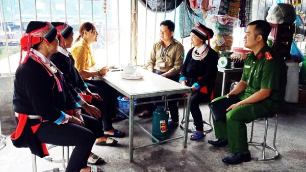 Cán bộ xã biên giới Xín Chải, huyện Vị Xuyên, tỉnh Hà Giang vận động nhân dân bảo vệ an ninh trật tự, xóa bỏ hủ tục.