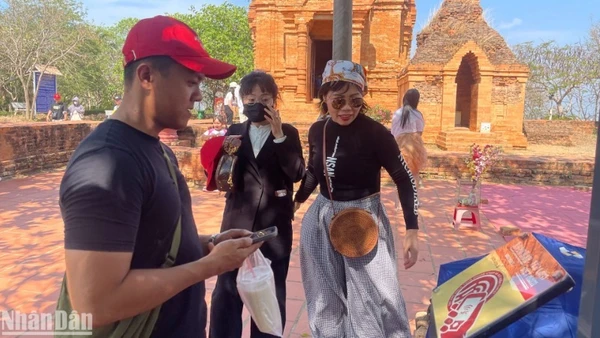 Du khách check-in dự án Yêu lắm Việt Nam.