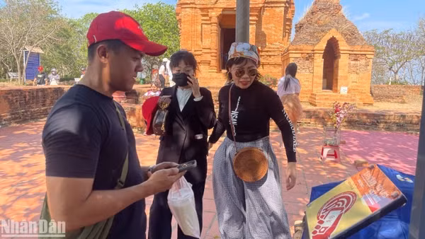 Du khách check-in dự án Yêu lắm Việt Nam.